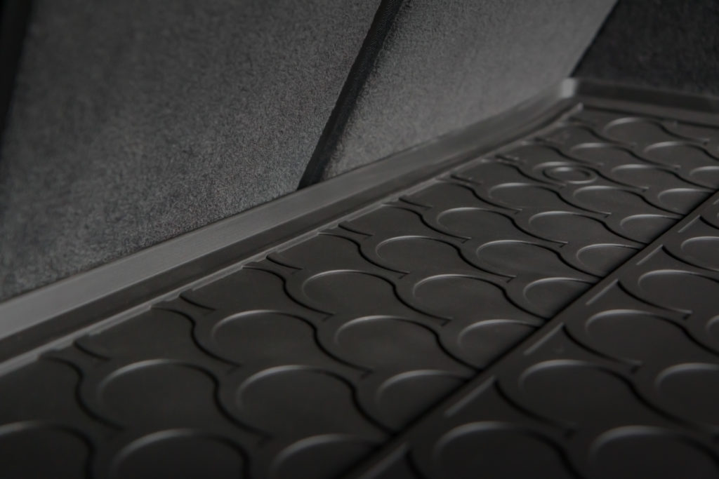 Inovativna korita za prtljažnik slovenskega proizvajalca proti umazaniji