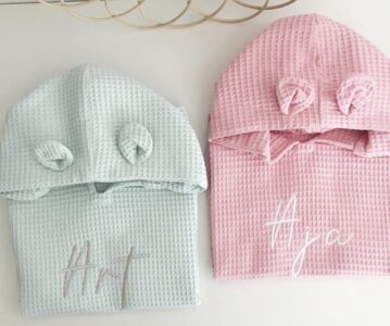 Otroški pončo: mali kos blaga, ki po kopanju naredi veliko razliko