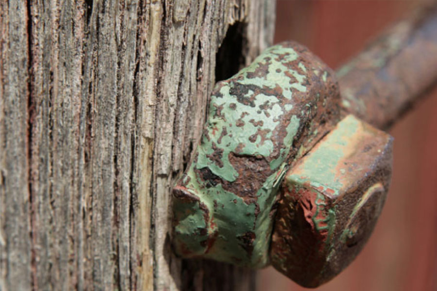 Korozija je pogost izziv v industriji in vsakdanjem življenju